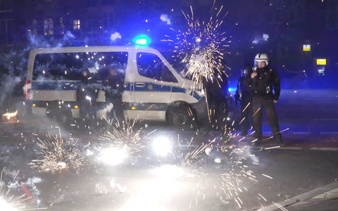 Vor allem in Berlin kommt es an Silvester immer wieder zu Ausschreitungen. - Foto: Julius-Christian Schreiner/TNN/dpa