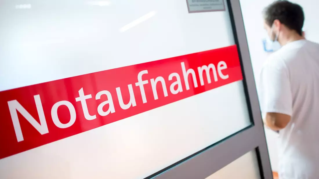 Eigentlich sollten alle Patienten mit starken Schmerzen ein Schmerzmittel erhalten: Doch das passiert nicht immer. - Bild: Hauke-Christian Dittrich/dpa