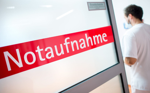 Eigentlich sollten alle Patienten mit starken Schmerzen ein Schmerzmittel erhalten: Doch das passiert nicht immer. - Foto: Hauke-Christian Dittrich/dpa