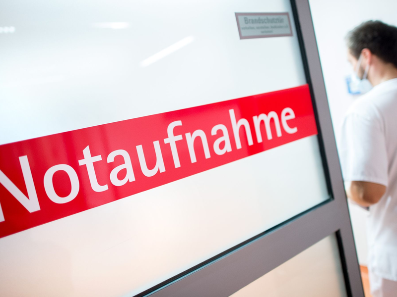 Eigentlich sollten alle Patienten mit starken Schmerzen ein Schmerzmittel erhalten: Doch das passiert nicht immer. - Foto: Hauke-Christian Dittrich/dpa