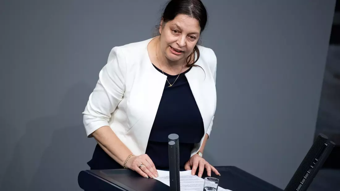 «Reichsbürger» sollen mit der früheren AfD-Abgeordneten Birgit Malsack-Winkemann Gebäude des Bundestags ausgekundschaftet haben. - Bild: Bernd von Jutrczenka/dpa