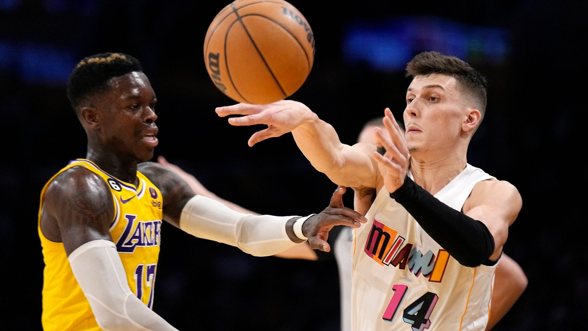 Seit dieser Saison für die Toronto Raptors im Basketball-Dienst: Dennis Schröder (M.). - Foto: Mark J. Terrill/AP/dpa