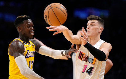 Seit dieser Saison für die Toronto Raptors im Basketball-Dienst: Dennis Schröder (M.). - Foto: Mark J. Terrill/AP/dpa