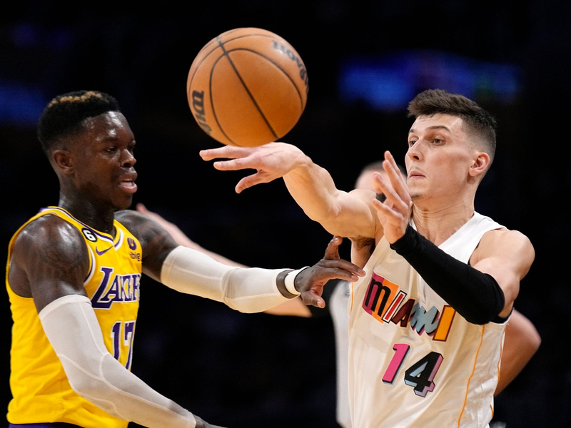 Seit dieser Saison für die Toronto Raptors im Basketball-Dienst: Dennis Schröder (M.). - Foto: Mark J. Terrill/AP/dpa