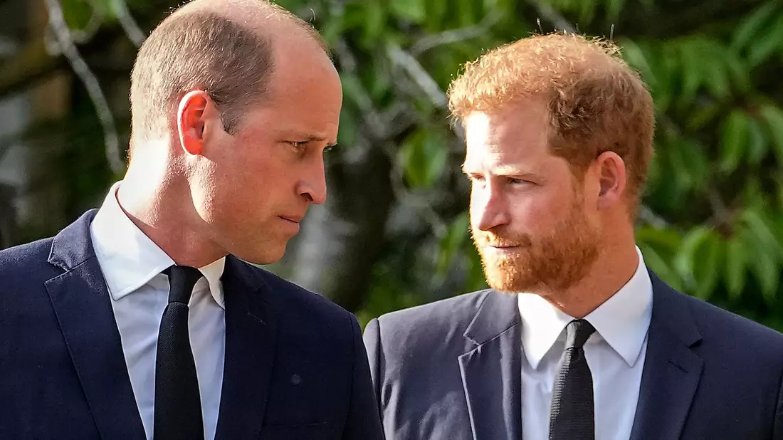 Haben sich angeblich seit langer Zeit nichts zu sagen: die Brüder William und Harry. (Archivbild) - Bild: Martin Meissner/AP/dpa