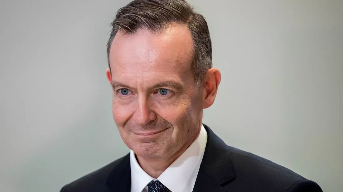 Mit dem Deutschlandticket könne man sich eine «Flatrate» für den ÖPNV nun viel besser zusätzlich zum Auto leisten, so Wissing. - Bild: Carsten Koall/dpa