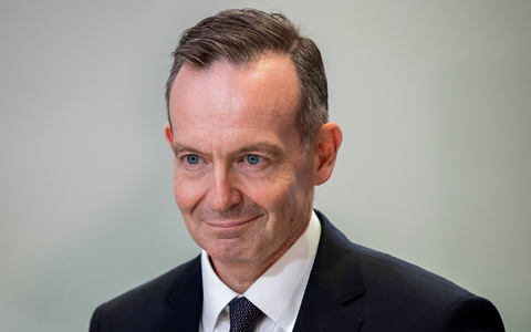 Eine Strecke für fünf Monate zu sperren, sei ein maximaler Eingriff ins Netz. Danach aber könnten die Züge im Regelbetrieb über Jahrzehnte pünktlich fahren, so Wissing. - Foto: Carsten Koall/dpa