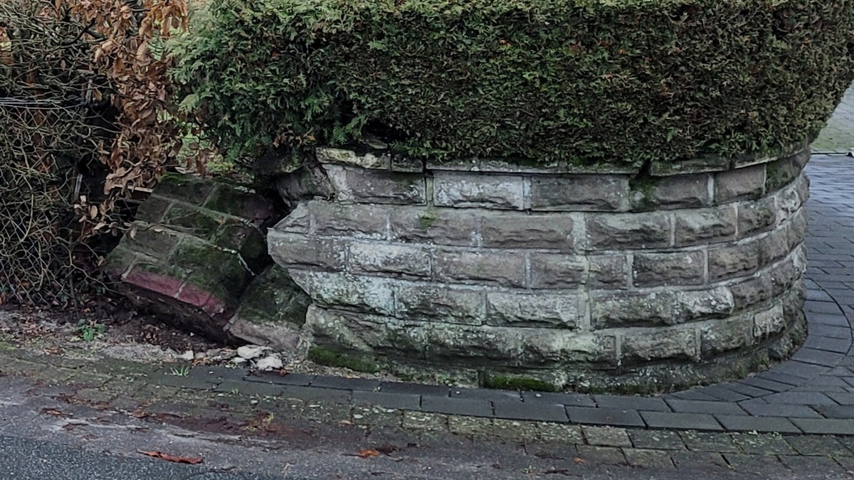 POL-EL: Salzbergen - Grundstücksmauer beschädigt - Zeugen gesucht - Foto: presseportal.de