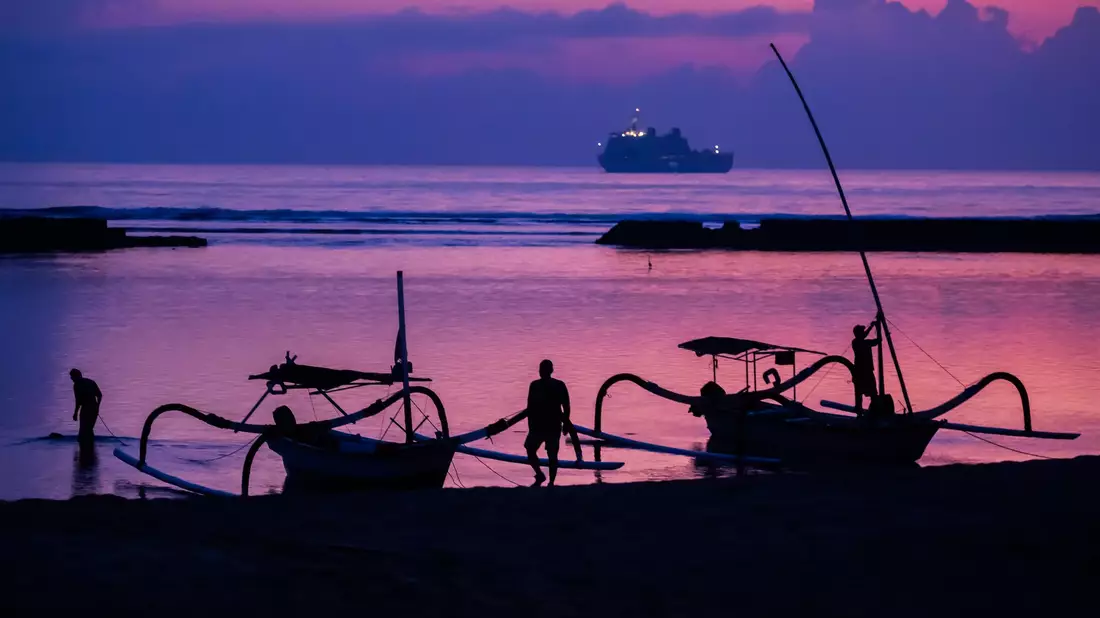 Am Strand von Nusa Dua geht die Sonne auf. - Bild: Christoph Soeder/dpa