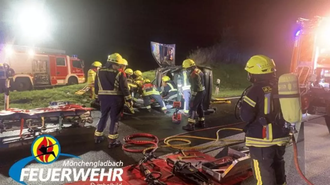 FW-MG: Linienbus fährt wegen Glatteis gegen Haus - Bild: presseportal.de
