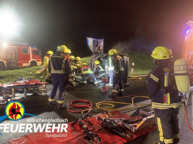 FW-MG: PKW prallt gegen Leitplanke - Foto: presseportal.de