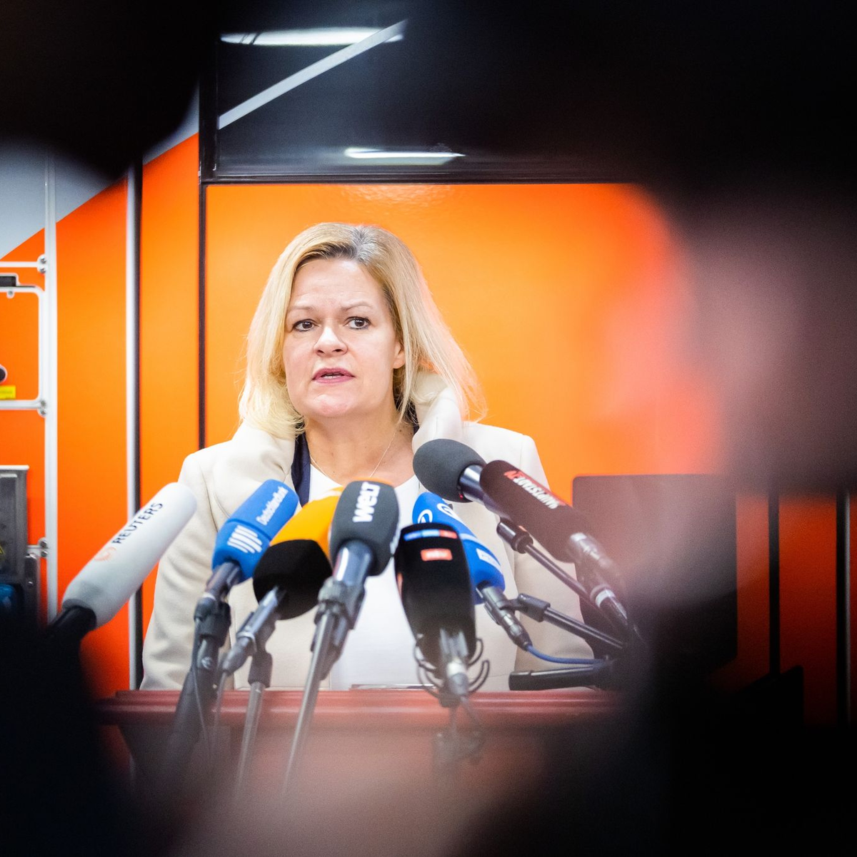 «Wir müssen den Kampf gegen organisierte Kriminalität konsequent führen. Clankriminalität ist ein Teil davon. Der Rechtsstaat muss hier Zähne zeigen», sagt Bundesinnenministerin Nancy Faeser. - Foto: Christoph Soeder/dpa
