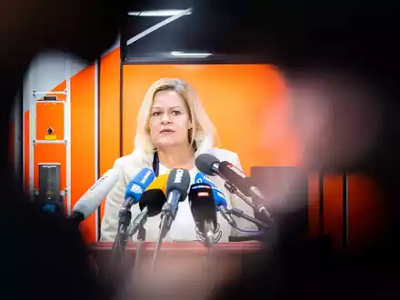 «Wir müssen den Kampf gegen organisierte Kriminalität konsequent führen. Clankriminalität ist ein Teil davon. Der Rechtsstaat muss hier Zähne zeigen», sagt Bundesinnenministerin Nancy Faeser. - Foto: Christoph Soeder/dpa