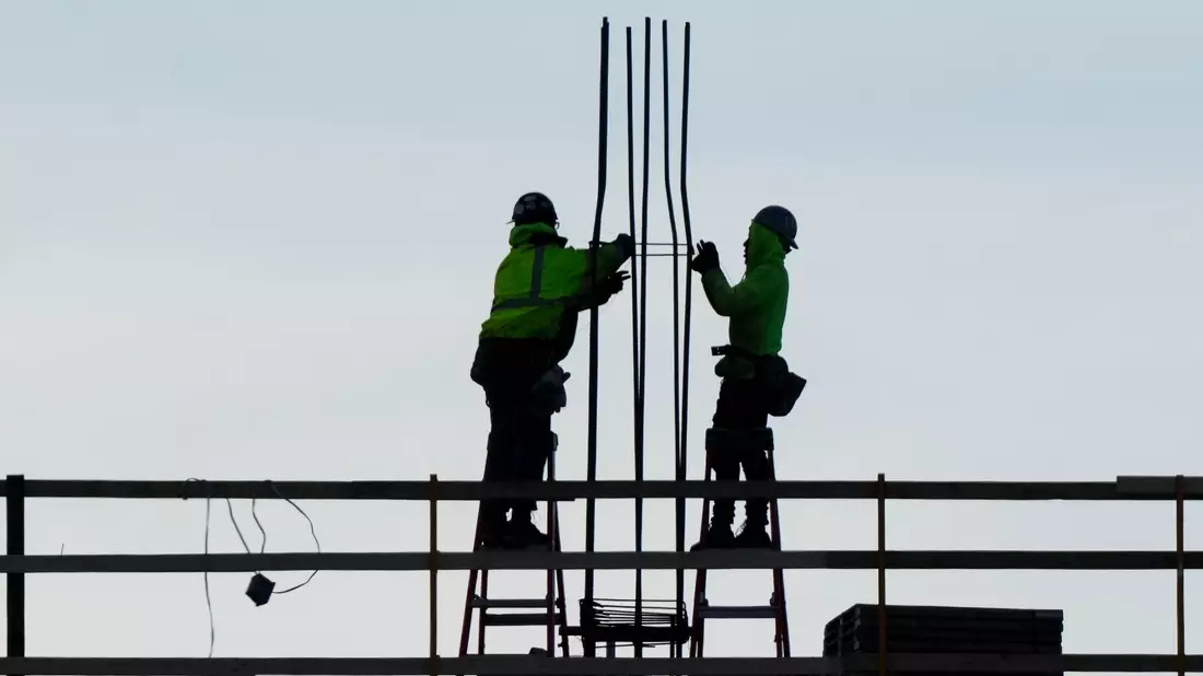 In den USA hat sich die Arbeitslosigkeit im September nicht verändert. - Bild: Matt Rourke/AP/dpa