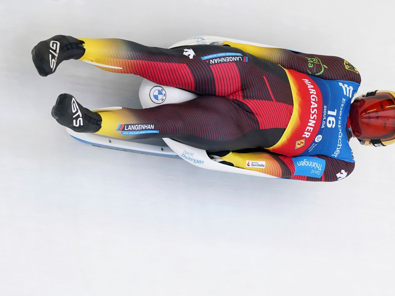 Ist vor den letzten beiden Rennen nicht mehr von der Spitze der Gesamtwertung zu verdrängen: Rennrodler Max Langenhan. - Foto: Roman Koksarov/AP/dpa