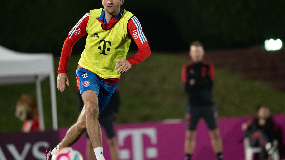 Hatte schon vor dem Anpfiff einen besonderen Auftritt auf dem Rasen des Münchner EM-Stadions: Thomas Müller. - Foto: Peter Kneffel/dpa