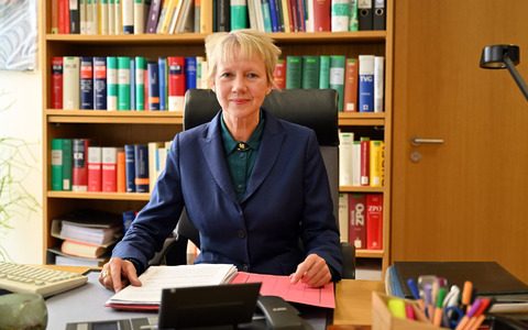 Sie hat bei der Arbeitszeiterfassung Fakten geschaffen - die Präsidentin des Bundesarbeitsgerichts, Inken Gallner. (Archivbild) - Foto: Martin Schutt/dpa-Zentralbild/dpa