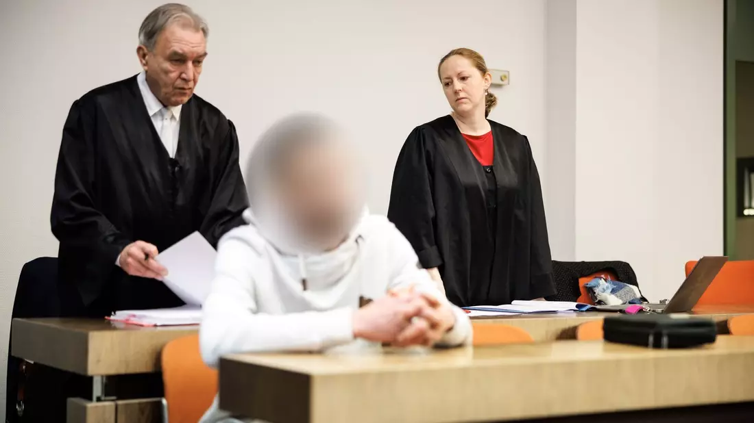 Das Gericht nannte das Handeln der 32-jährigen Angeklagten (r) menschenverachtend und verwies auf die schwerwiegenden psychischen Folgen, mit denen die Mutter des Opfers bis heute zu kämpfen habe. - Bild: Matthias Balk/dpa