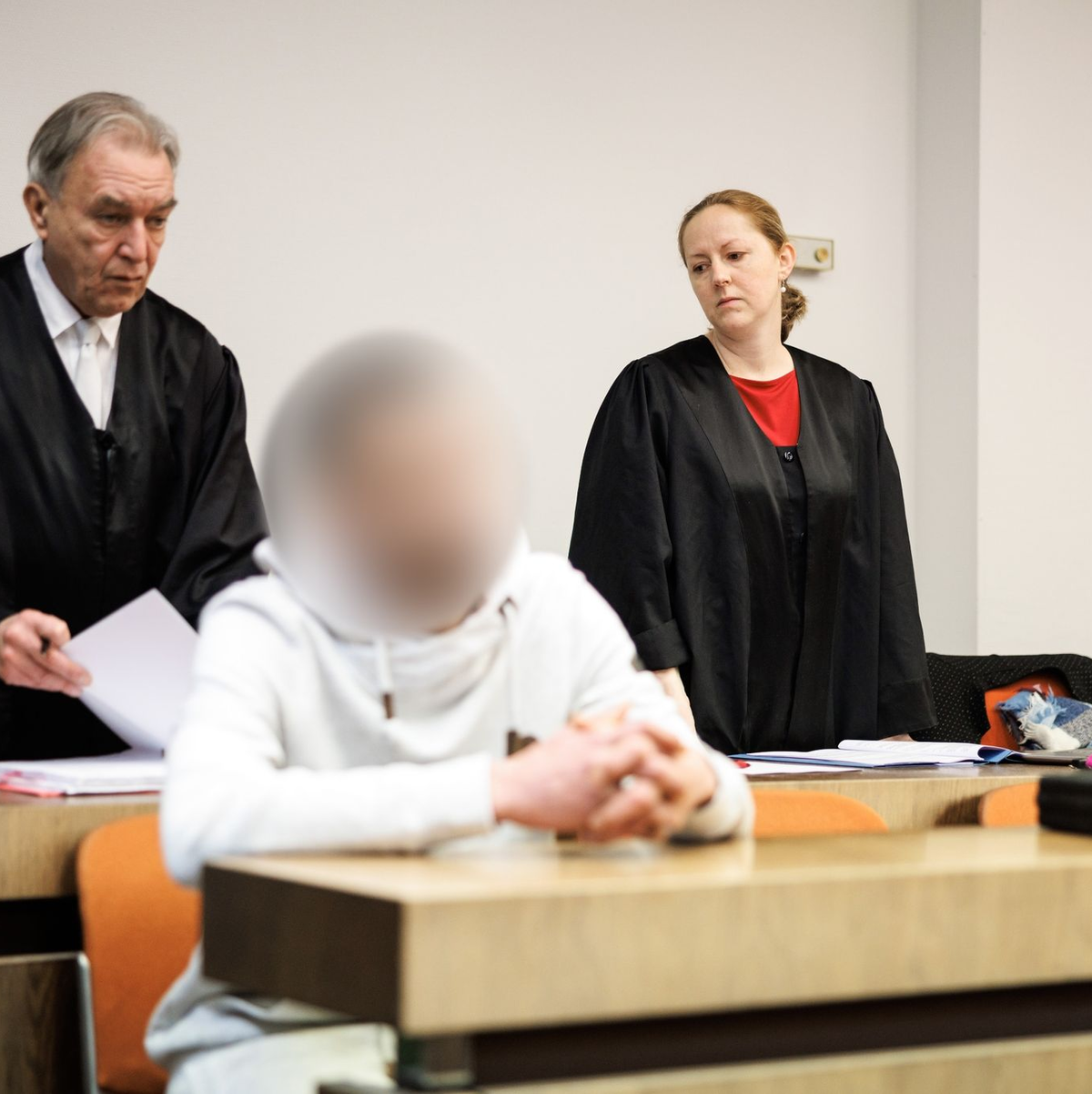 Das Gericht nannte das Handeln der 32-jährigen Angeklagten (r) menschenverachtend und verwies auf die schwerwiegenden psychischen Folgen, mit denen die Mutter des Opfers bis heute zu kämpfen habe. - Foto: Matthias Balk/dpa