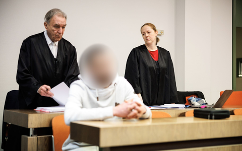 Der Angeklagte (m.) ist vom Landgericht München zu einer Haftstrafe verurteilt worden. - Foto: Matthias Balk/dpa