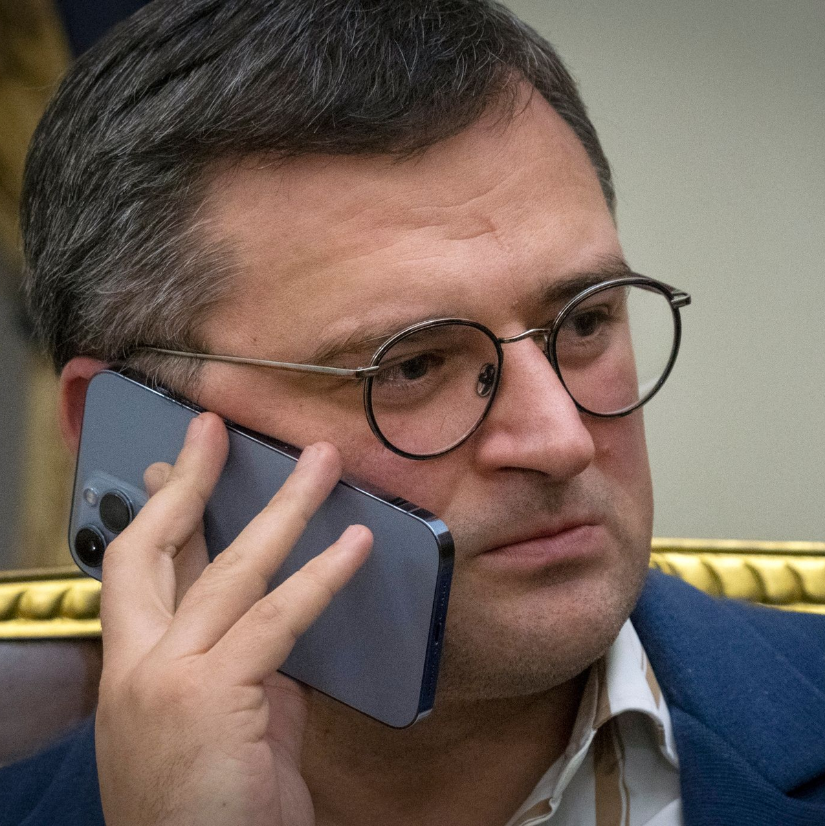 Der ukrainische Außenminister Dmytro Kuleba bemängelt den schleppende Nachschub an Artilleriemunition (Archivbild). - Foto: Efrem Lukatsky/AP/dpa
