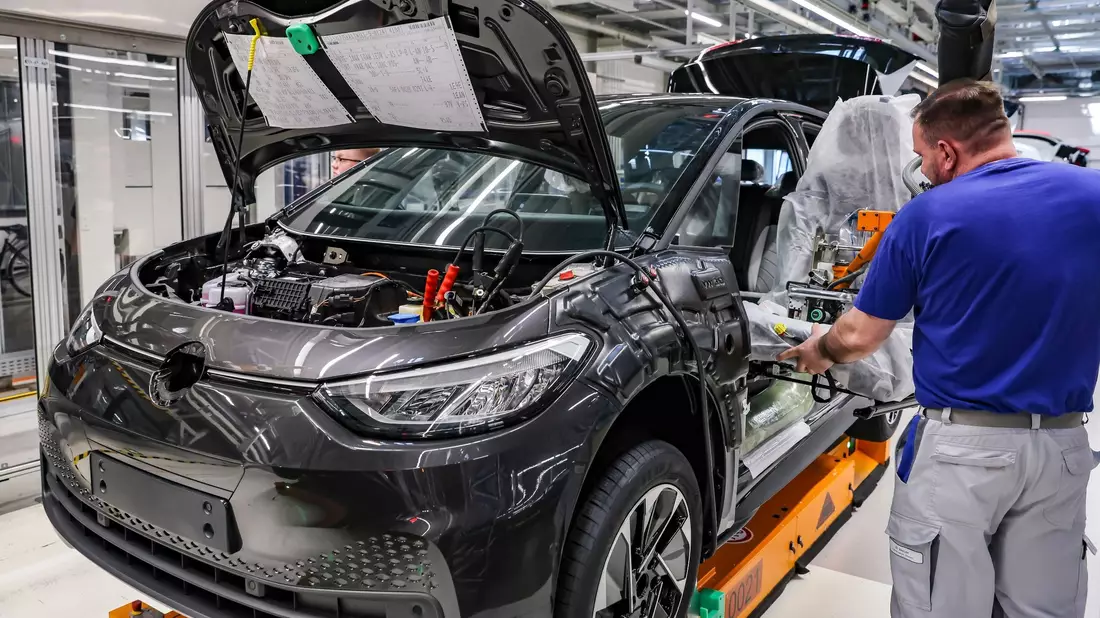 Lediglich 12,9 Prozent der im Juli neu zugelassenen Autos in Deutschland waren Elektrofahrzeuge. (Archivbild) - Bild: Jan Woitas/dpa