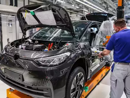 Lediglich 12,9 Prozent der im Juli neu zugelassenen Autos in Deutschland waren Elektrofahrzeuge. (Archivbild) - Foto: Jan Woitas/dpa