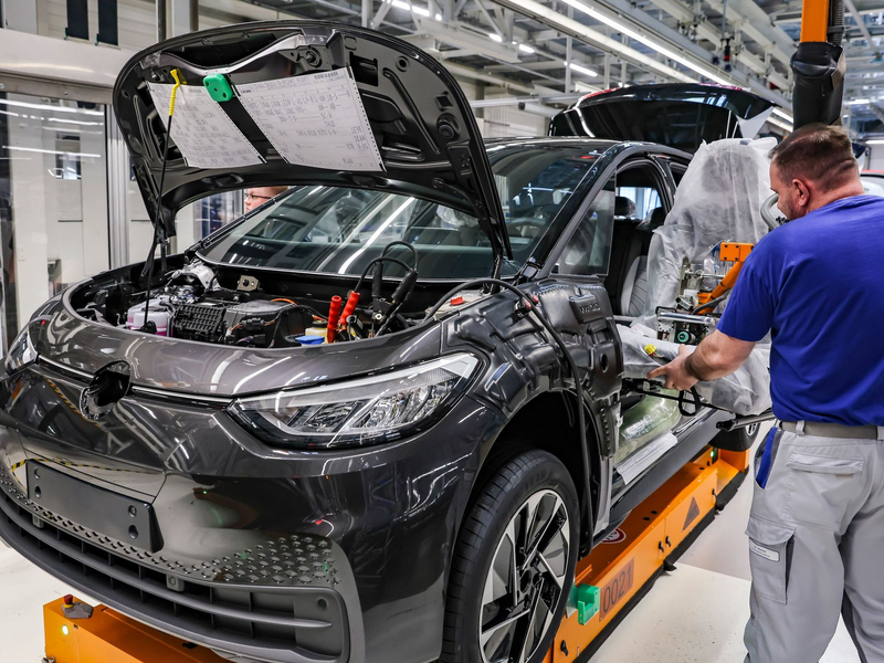 Lediglich 12,9 Prozent der im Juli neu zugelassenen Autos in Deutschland waren Elektrofahrzeuge. (Archivbild) - Foto: Jan Woitas/dpa