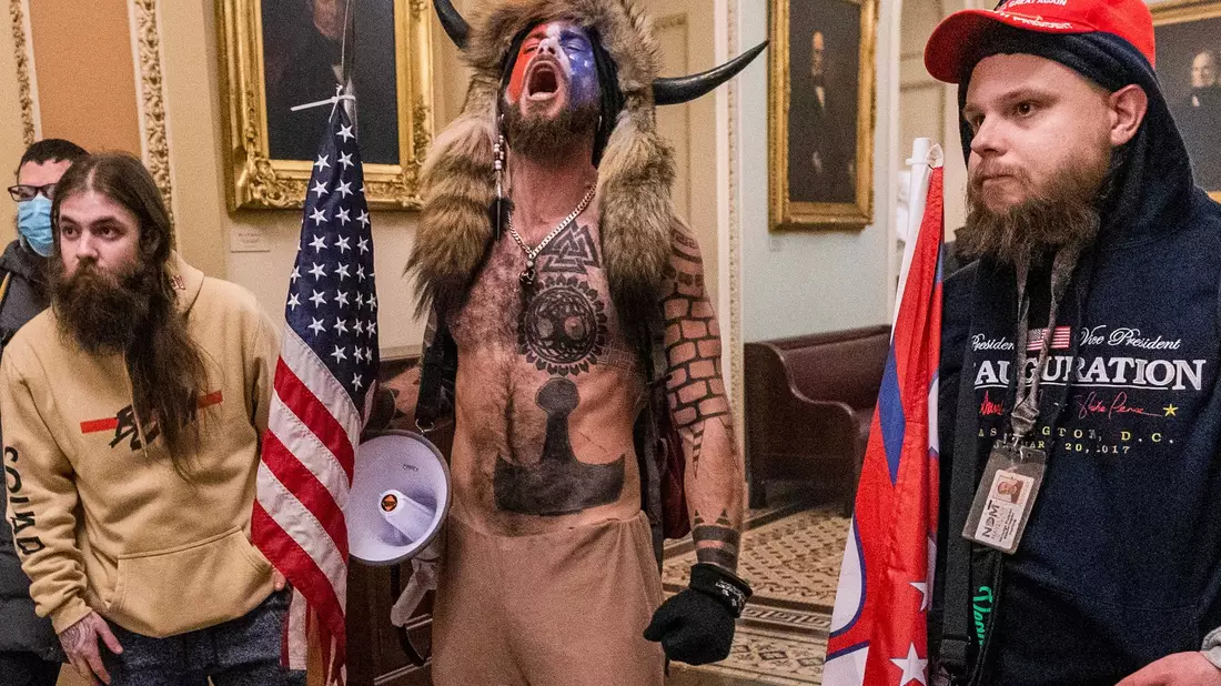 Der vom früheren US-Präsidenten Donald Trump angeheizte Sturm auf das Kapitol in Washington 2021. Die Allianz fürchtet, dass es in diesem Jahr sowohl in der EU als auch in den USA zu einer Zunahme der politischen Gewalt kommen könnte. - Bild: Manuel Balce Ceneta/AP/dpa
