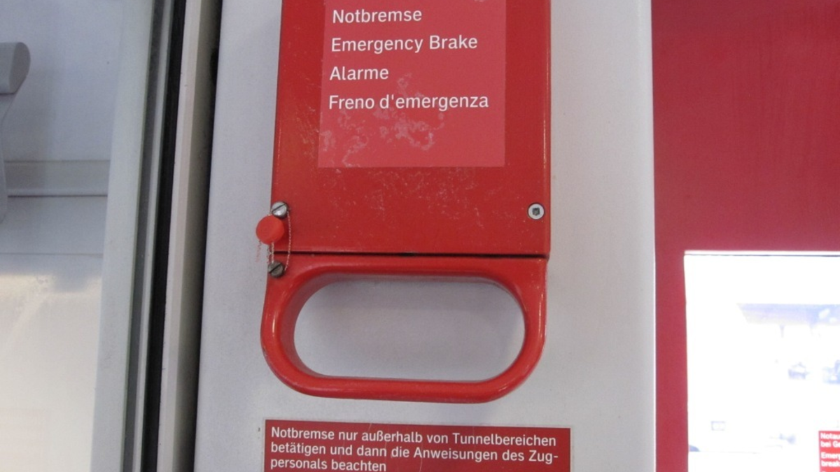 BPOL-KS: Notbremse gezogen - Reise endet mit Schlag ins Gesicht - Foto: presseportal.de