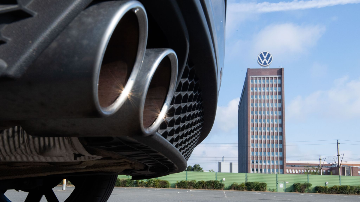 Der Dieselskandal kostete VW bereits Milliarden. Ein Bußgeld wegen Datenschutzverstößen bleibt den Wolfsburger nun aber erspart. (Archivfoto) - Foto: Julian Stratenschulte/dpa