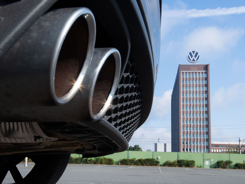 Der Dieselskandal kostete VW bereits Milliarden. Ein Bußgeld wegen Datenschutzverstößen bleibt den Wolfsburger nun aber erspart. (Archivfoto) - Foto: Julian Stratenschulte/dpa