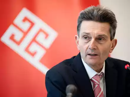 SPD-Fraktionschef Mützenich richtet vor der Vereidigung Trumps klare Worte an den US-Präsidenten. - Foto: Sina Schuldt/dpa