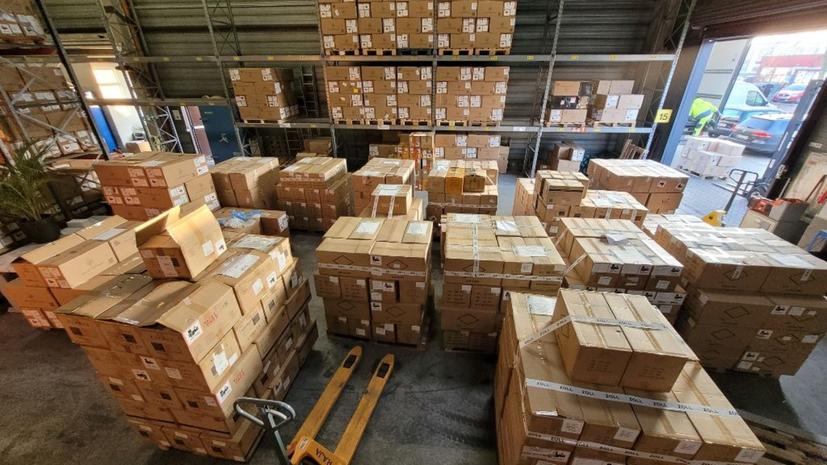 HZA-KA: Zoll kontrolliert Ludwigshafener Nagelstudio/ Mehrere Illegale versuchen zu flüchten - Foto: presseportal.de