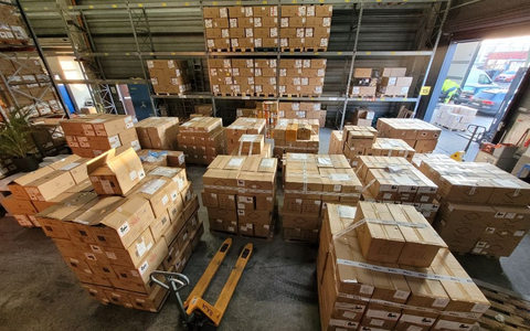 HZA-KA: Zoll kontrolliert Ludwigshafener Nagelstudio/ Mehrere Illegale versuchen zu flüchten - Foto: presseportal.de