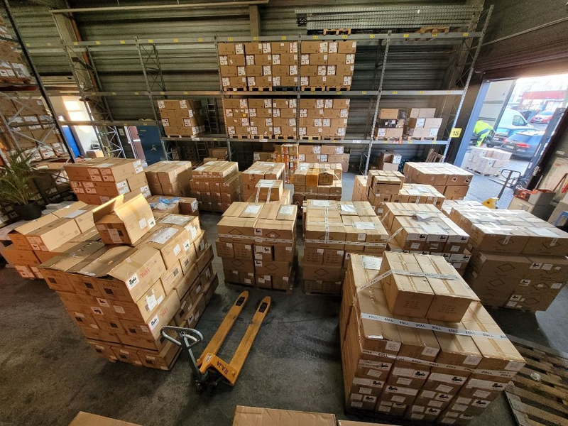 HZA-KA: Zoll kontrolliert Ludwigshafener Nagelstudio/ Mehrere Illegale versuchen zu flüchten - Foto: presseportal.de