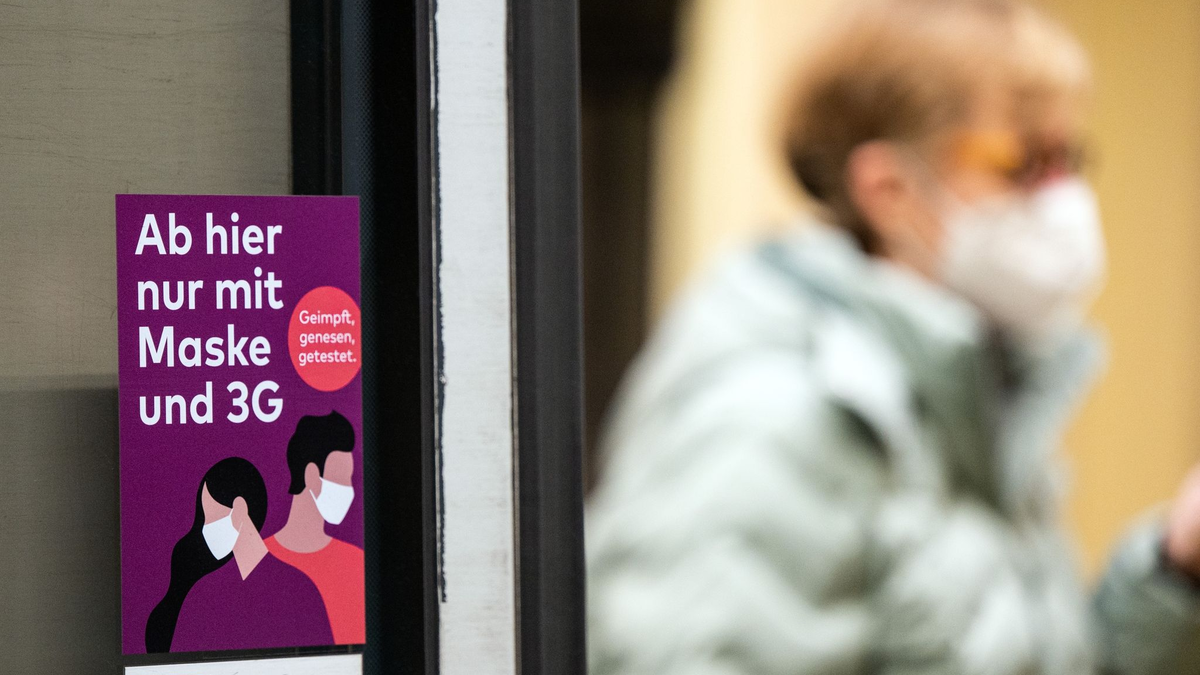 Für die «StopptCOVID-Studie» berücksichtigten die Wissenschaftler mehr als 20 nicht-pharmazeutische Maßnahmen, die zwischen März 2020 und August 2021 verordnet wurden. Dazu zählen etwa die Maskenpflicht, Schulschließungen und Abstandsregelungen. - Foto: Federico Gambarini/dpa