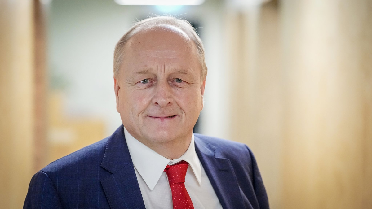 Bauernpräsident Joachim Rukwied möchte die geplante Pflichtkennzeichnung der Haltungskategorien ausbauen. - Foto: Kay Nietfeld/dpa