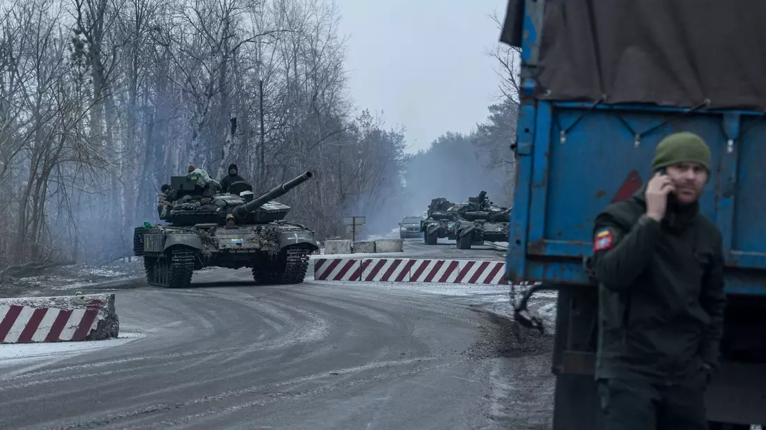 Ukrainische Soldaten an der Front: Laut Selenskyj bereitet das russische Militär derzeit eine Großoffensive vor. - Bild: Evgeniy Maloletka/AP/dpa