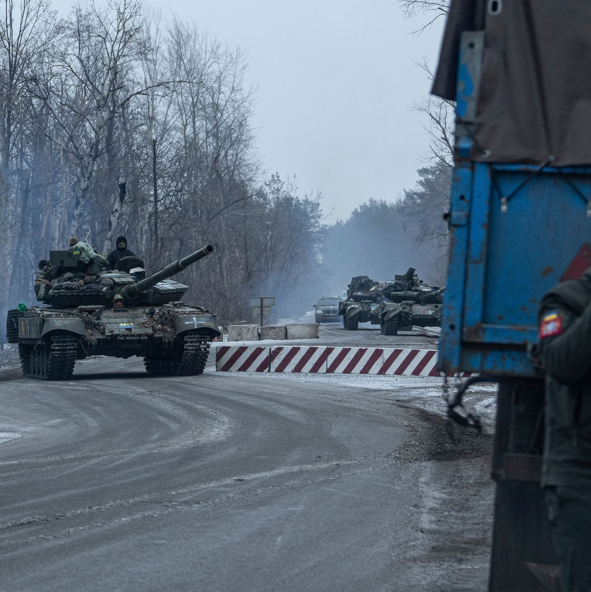 Ukrainische Soldaten an der Front: Laut Selenskyj bereitet das russische Militär derzeit eine Großoffensive vor. - Foto: Evgeniy Maloletka/AP/dpa