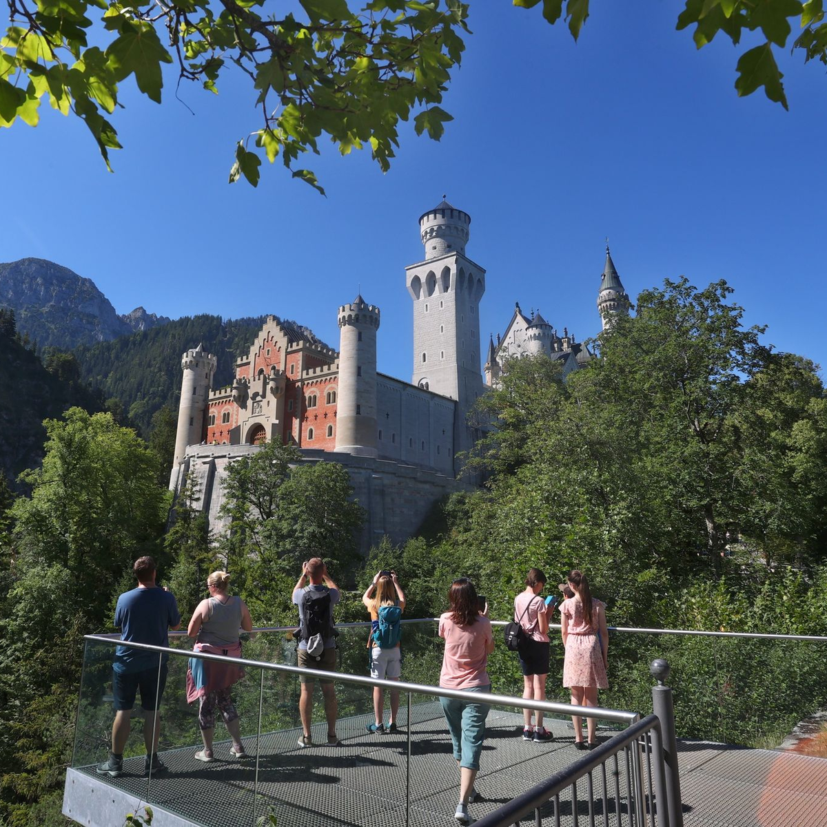Zu jeder Jahreszeit ein Hingucker: Schloss Neuschwanstein - hier in herbstlicher Landschaft. (Archivbild) - Foto: Karl-Josef Hildenbrand/dpa