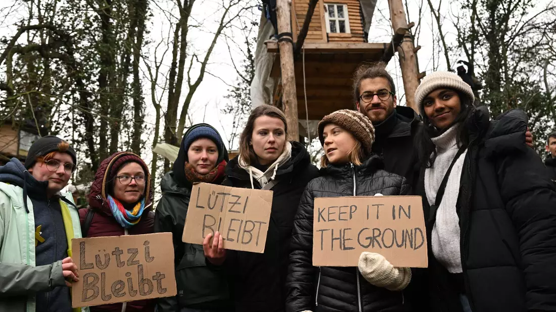 Die Klimaaktivistinnen Luisa Neubauer (2.v.l), Greta Thunberg (3.v.r), Lakshmi Thevasagayam (r) und der Klimaktivist Florian Özcan (2.v.r) protestieren in Lützerath. - Bild: Federico Gambarini/dpa