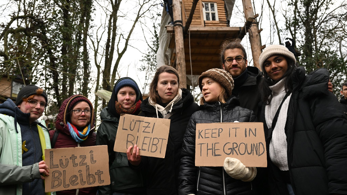 Die Klimaaktivistinnen Luisa Neubauer (2.v.l), Greta Thunberg (3.v.r), Lakshmi Thevasagayam (r) und der Klimaktivist Florian Özcan (2.v.r) protestieren in Lützerath. - Foto: Federico Gambarini/dpa