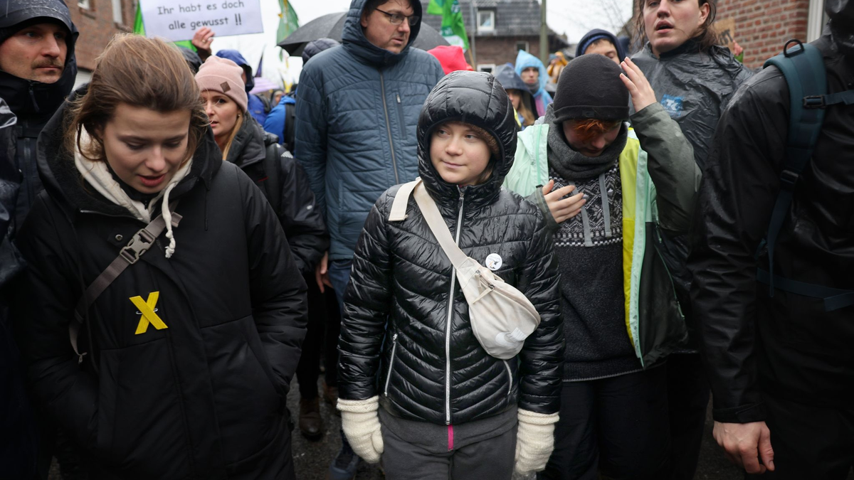 Die Klimaschutzaktivistinnen Luisa Neubauer (l) und Greta Thunberg bei einer Protestaktion im Hambacher Forst im August 2019. - Foto: Oliver Berg/dpa