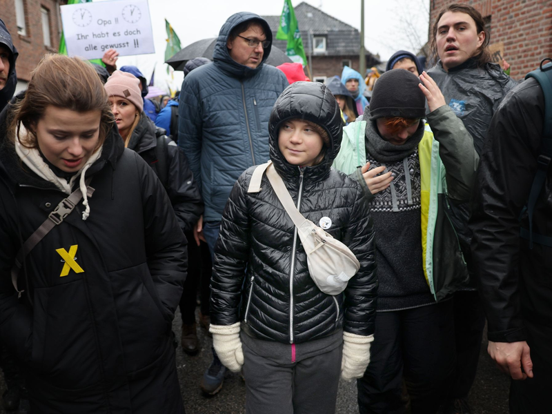 Die Klimaschutzaktivistinnen Luisa Neubauer (l) und Greta Thunberg bei einer Protestaktion im Hambacher Forst im August 2019. - Foto: Oliver Berg/dpa