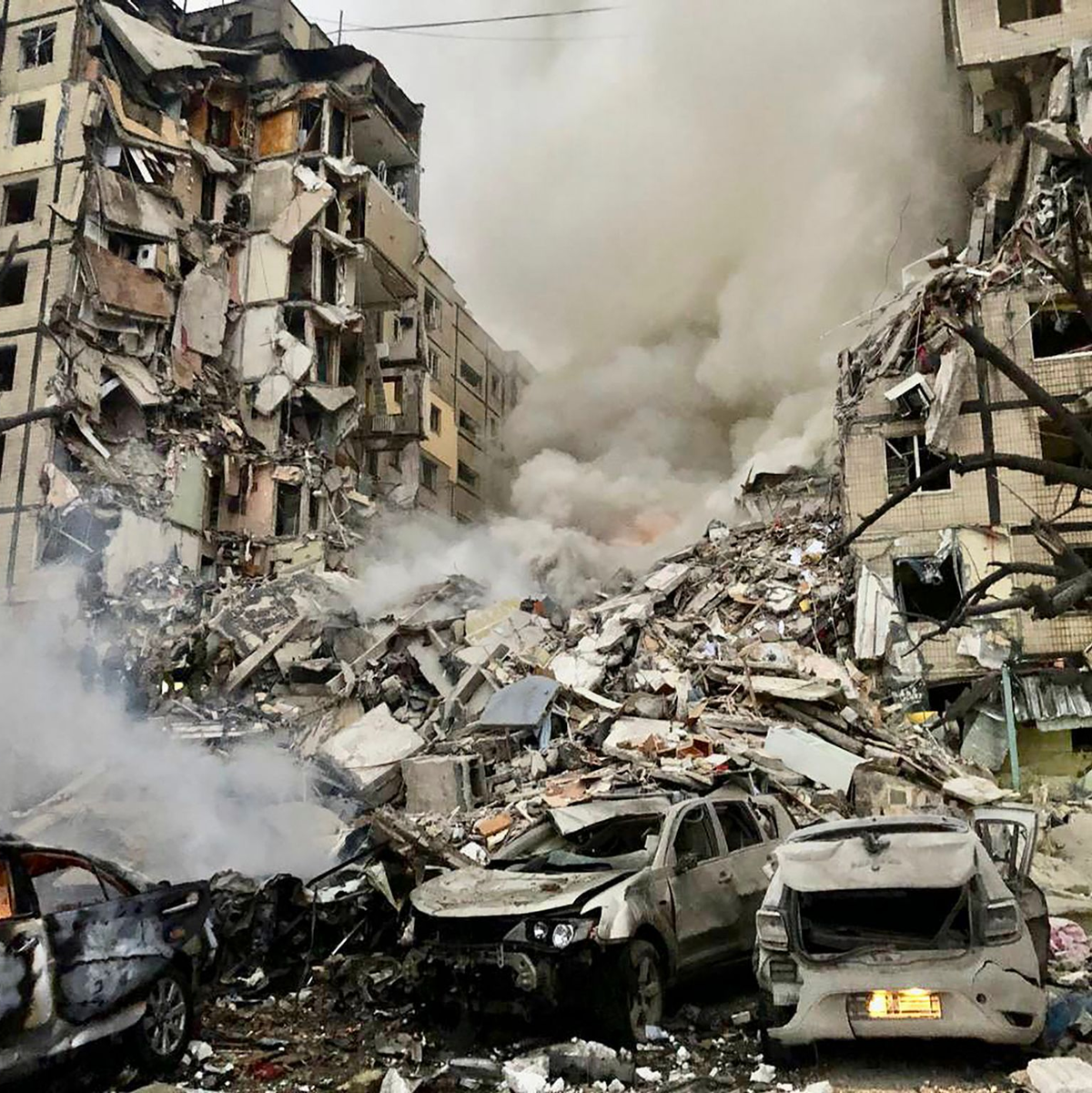 Rettungskräfte sind nach russischen Luftangriffen auf Dnipro im Einsatz. Bei den Angriffen wurden mindestens fünf Menschen getötet. - Foto: Uncredited/Dnipro Regional Administration/AP/dpa