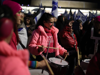 Die Polizei geht mit Wasser gegen Demonstranten vor, die gegen die Pläne der Regierung protestieren. - Foto: Ilia Yefimovich/dpa