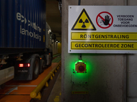 Ein mit einem Schiffscontainer beladener Lastwagen fÀhrt in eine Röntgenanlage des niederlÀndischen Zolls am Containerterminal Maasvlakte. - Foto: Peter Dejong/AP/dpa