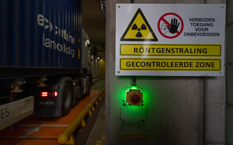 Ein mit einem Schiffscontainer beladener Lastwagen fährt in eine Röntgenanlage des niederländischen Zolls am Containerterminal Maasvlakte. - Foto: Peter Dejong/AP/dpa