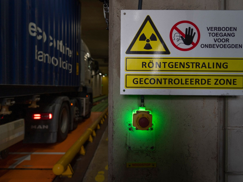 Ein mit einem Schiffscontainer beladener Lastwagen fährt in eine Röntgenanlage des niederländischen Zolls am Containerterminal Maasvlakte. - Foto: Peter Dejong/AP/dpa